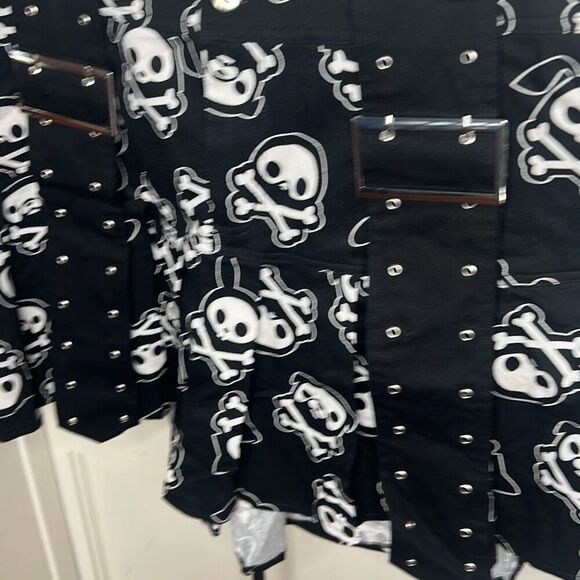 Hot Topic Skelanimals Crossbones Grommet Strap Pleated Skirt Plus Size 2 Nwot - Picture 3 of 5